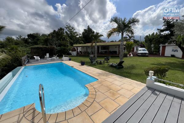 Deux maisons plain-pied de type 3/4 (85 m2) et de type 3 (50 m2) avec garage, belle piscine à débordement, au sel, chauffée et vue mer imprenable sur 1040 m2 de terrain plat.