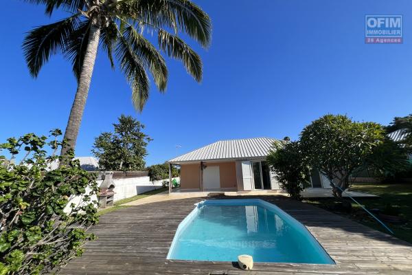 Maison plain pied de type 5 implantée sur 617 m2 de terrain (700 m2 utiles) avec piscine, vue mer et montagne au bord de la Ravine du Ouaki, sans vis à vis.