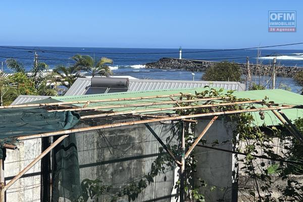 Maison plain pied de type 4 de 110 m2 environs, implantée sur 405 m2 de terrain, à 100 mètres de la plage de Terre Sainte avec vue mer.