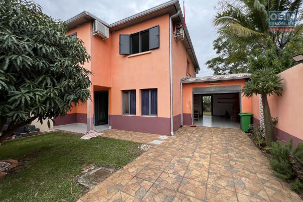 Maison F4 en R+1 construite en 2014 de 180 m2 utiles avec garage implantée sur 290 m2 de terrain, en parfait état, juste au dessus de la charcuterie Label Tranche.