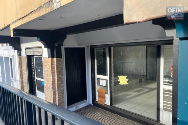 A louer local commercial de 50m2 centre ville des AVIRONS