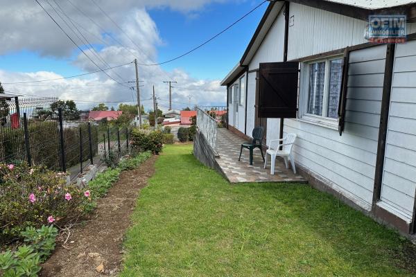 A vendre petite maison tomi F4 sur 868 m² de terrain au calme au Tampon 22eme