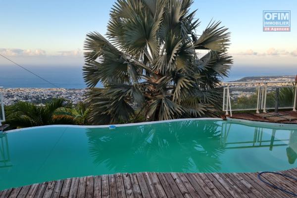 A louer grande et belle villa F5 avec vue panoramique, piscine, jardin, dépendance, parking pour 4 voitures à Bellepierre, proche CHU