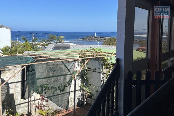 Maison plain pied de type 4 de 110 m2 environs, implantée sur 405 m2 de terrain, à 100 mètres de la plage de Terre Sainte avec vue mer.