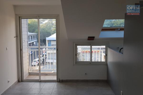A louer T2 sous comble atypique dans une petite résidence sécurisée centre ville de l'étang Salé les Hauts