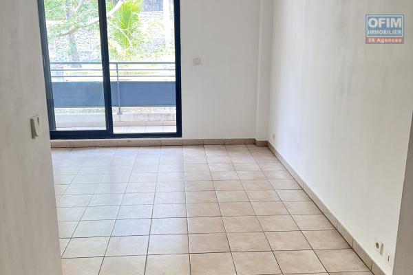 A louer studio avec terrasse et parking sous terrain à Bellepierre - résidence Emeuraude 2
