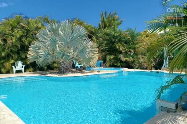 A Vendre Villa Atypique F5 + T2 de 185 M2 Habitable à proximité de la Plage à la Saline Les Bains