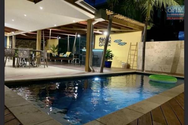 Superbe ensemble immobilier constitué d'une villa duplex d'une surface habitable de 203 m² divisée en 3 appartements (T5, T4 et studio) implanté sur un terrain de 500 m² à 50 mètres du lagon de la Saline les Bains.