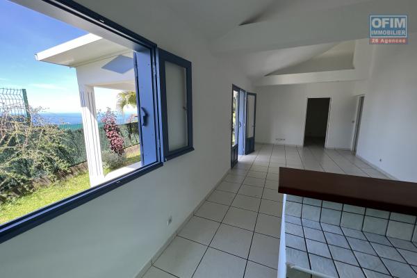Maison de type 4 plus une dépendance de 20 m2, terrasse, varangue, vue mer, une à deux places de parking en terrasse supérieure fermée par un portail.
