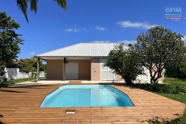 Maison plain pied de type 5 implantée sur 617 m2 de terrain (700 m2 utiles) avec piscine, vue mer et montagne au bord de la Ravine du Ouaki, sans vis à vis.