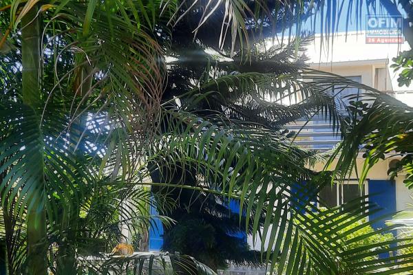 Belle bâtisse avec des grandes pièces, grand jardin