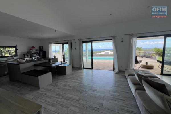 Jolie maison F5 de plain-pied avec piscine, vue mer et montagne, 100 m d'altitude, en impasse et sans vis à vis.