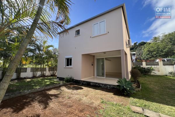 Maison F4 en R+1 de 98,30 m2 habitables + varangue, datant de 2014, en parfait état et implantée sur 280 m2 de terrain plat.