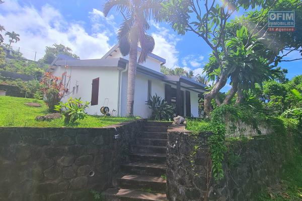 A vendre belle villa F5 à ST DENIS/ BELLEPIERRE avec vue imprenable sur St Denis et l'océan