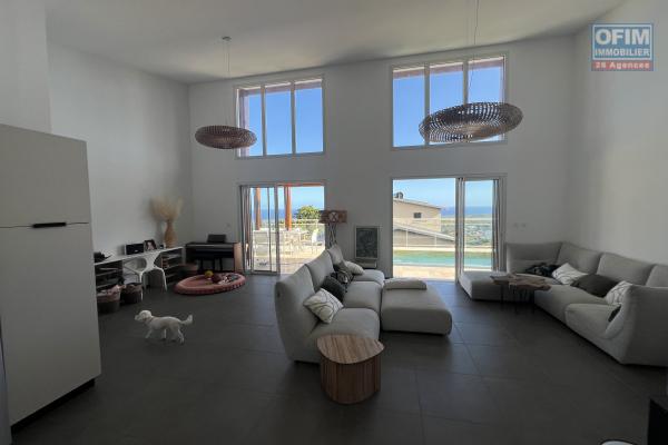 Grande maison de 2023 F4 (RDC) + bas de maison (RDJ) avec piscine, vues mer et montagne imprenables.