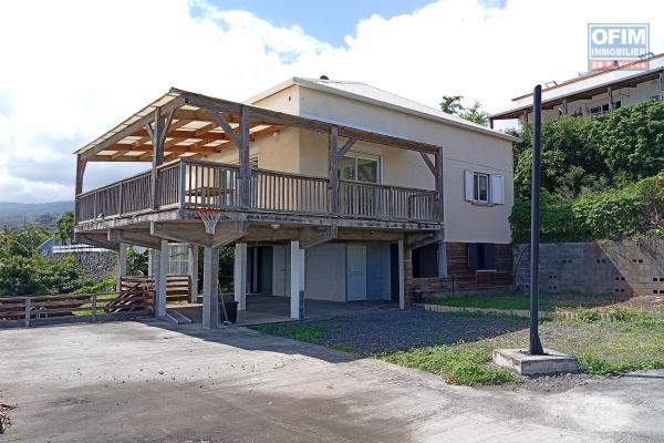 A LOUER VILLA F8/9 DE 160 M2 HABITABLE AVEC PISCINE ET BELLE VUE MER A ST PAUL