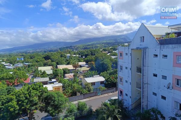 Appartement trois chambres au centre ville de la Ravine des Cabris avec superbe vue mer et montagne