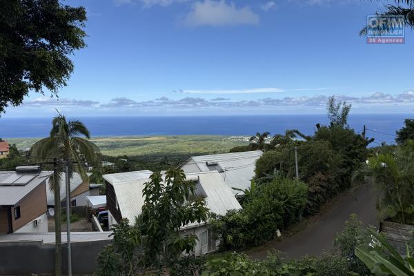 Vue mer et montagne imprenable, maison F3+ de 54,54 m2 habitables + en RDJ 35 m2 utiles + 40 m2 de varangue coté montagne et 12 m2 coté mer, implantée sur 331 m2 de terrain.
