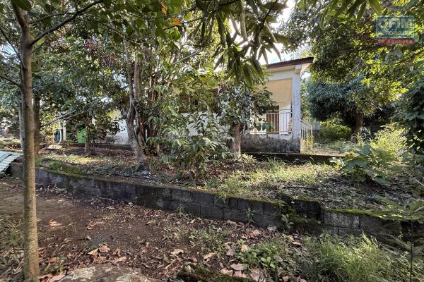 Maisons F3 + F5+ implantées sur 1260 m2 de terrain, en impasse et bord de ravine sans vis à vis.