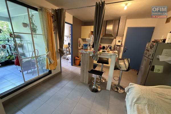 Beau studio de 23,65 m2 + 9 m2 de varangue, au deuxième étage de la résidence sécurisée Les Jardins de la Rivière, achat pour un investissement locatif uniquement.