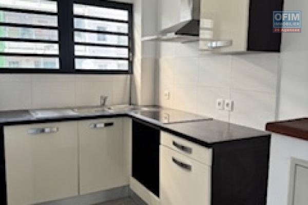 A louer ce jolie appartement de type F2 sur la résidence RAISSA sur les bas de la route BOIS DE NEFLES à Sainte Clotilde.