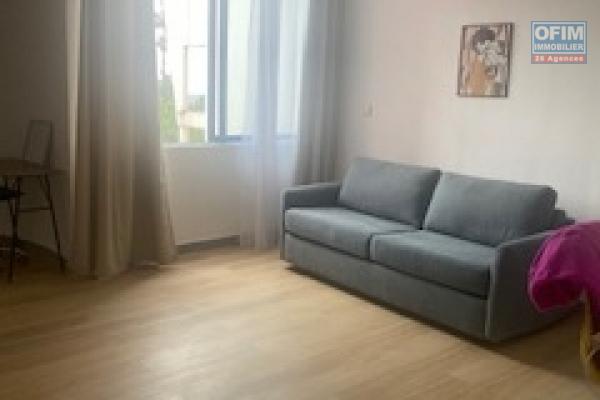 A Louer appartement de type F1 meublé résidence les jacquiers avec piscine à Sainte Clotilde