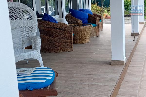 A louer grande villa  F3 meublée  de 109 m2 habitables aux Avirons centre