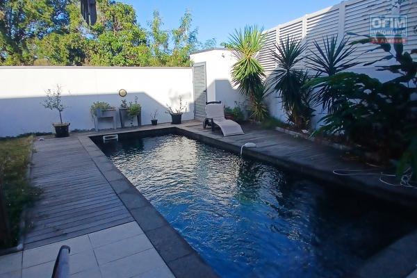 A LOUER charmante maison à étage de type F4 de 121 m2 SH avec PISCINE au sel sur LE PORT ( côté Possession)