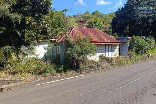 Petite maison 2 chambres à rénover à l'Entre Deux