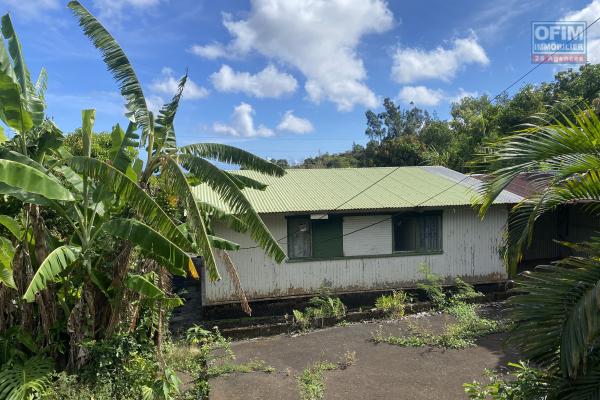 A vendre- Ensemble de terrain avec maison ancienne-vue mer et montagne-la Ravine à Malheur, La Possession.