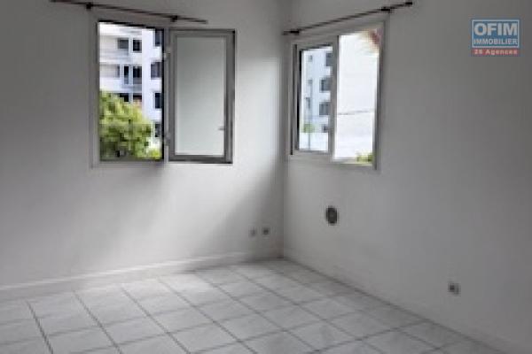 A louer un appartement de type F1 sur la résidence Les Orangelles à Sainte Clotilde.