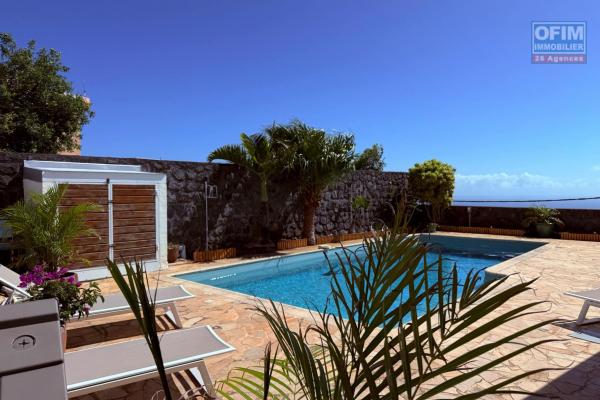 A vendre à La Montagne belle villa avec piscine et vue magnifique sur l'océan