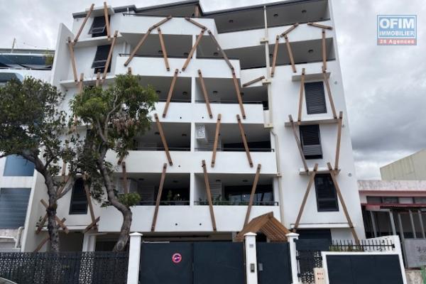 A vendre très beau T4 neuf centre de St Denis, rue Gal De Gaulle.