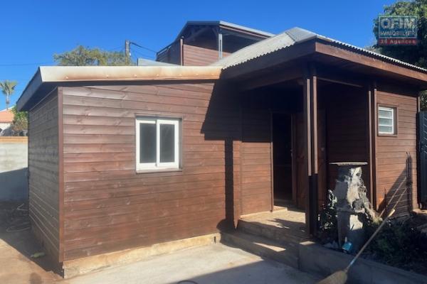 A louer petite maison F1 en bois dans une impasse