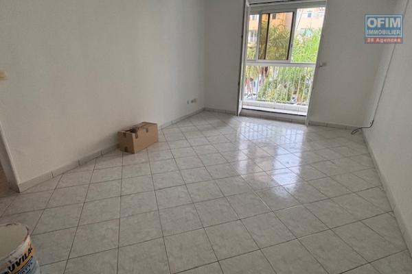 A vendre T3 rue Jean Albany à St Denis, proche de toutes les commodités.