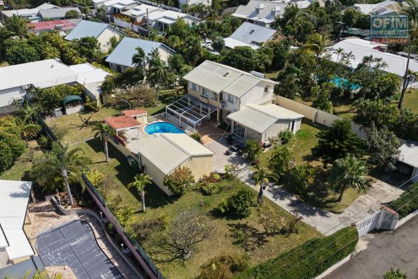 Belle propriété F5/6 avec garages et piscine, idéalement située en hyper centre d'Etang Salé Les Hauts, en impasse, implantée sur un terrain plat de 1515 m² sans vis à vis.