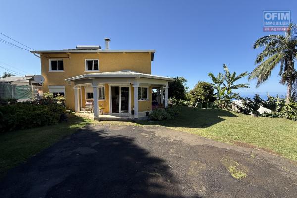 Grande propriété F8 en R+1 avec garage sur 1004 m² de terrain , située à 500 m d'altitude à 10 minutes de l'hyper centre d'Etang Salé Les Hauts, en impasse, avec vue océan imprenable.