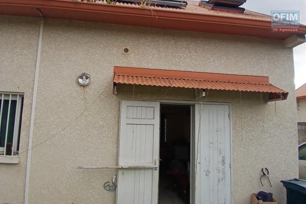 A LOUER Maison à étage de type F3 NON MEUBLEE avec cour sur Saint-Gilles Les Hauts à 784,00 euros !!
