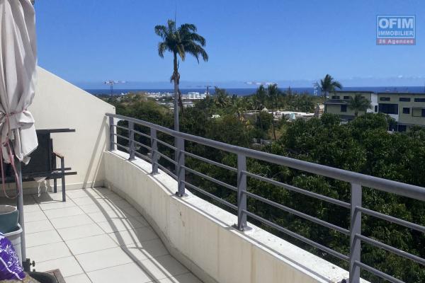 A vendre appartement T3 duplex avec belle vue ville, montagne et mer.