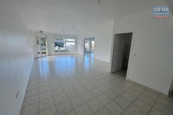 A louer local professionnel au tampon 14 éme . Emplacement stratégique, forte visibilité et passage assuré