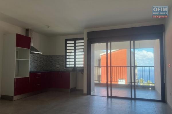 A louer villa mitoyenne de ville de type F4 avec garage dans une résidence sécurisée proche lycée des AVIRONS