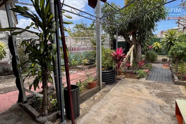 A vendre maison T3/4 à St Denis quartier La Source.