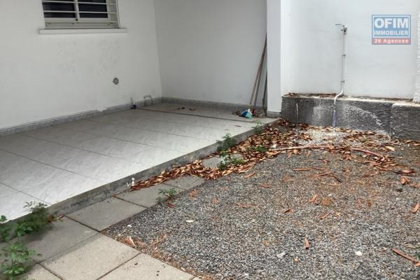 A louer un appartement T2 en rez-de-jardin au centre ville du Port