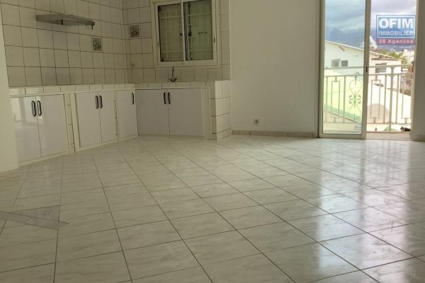 A louer un appartement de type T3 en duplex  au centre ville du Port