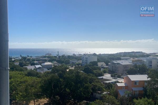 A vendre ce bel appartement de type F2 de 46,80m2 habitable sur la résidence PASSERELLE à Sainte Clotilde.