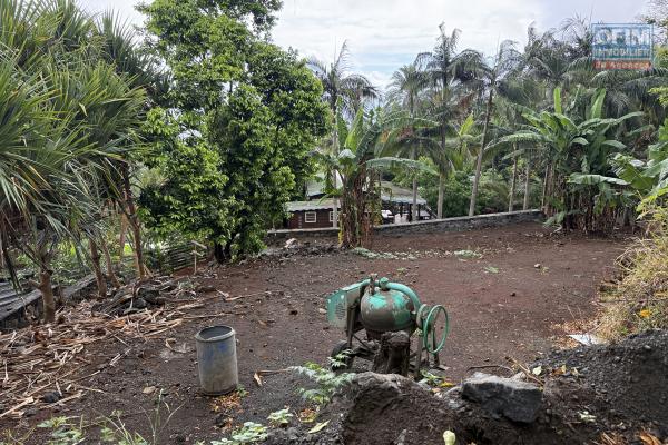 Terrain rectangle et plat de 250 m2 à 380 m d'altitude, pleine vue mer, à 2 minutes du centre ville.