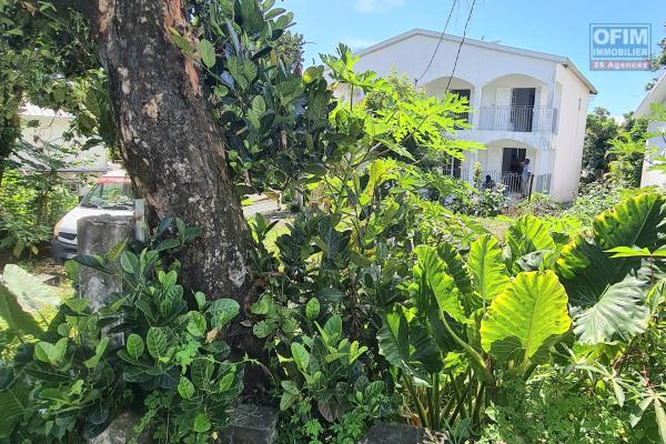 &agrave; lou&eacute; maison jumel&eacute;e avec 3 chambres, r&eacute;nov&eacute;e, grand jardin situ&eacute; &Agrave; BRAS CANOT/ ST BENOIT