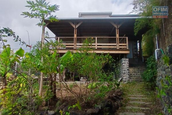 A LOUER Jolie maison à étage de type F4 sur Saint-Gilles Les Hauts