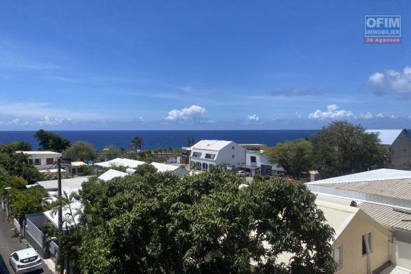 A vendre bel appartement T2 avec vue mer au centre ville de la Possession.