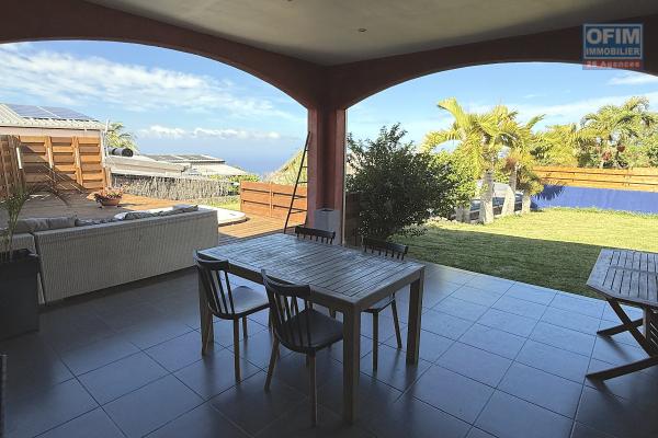 Belle maison récente F5 plain-pied de 130 m² habitables + 35 m² de varangue et 50 m² de terrasse avec jacuzzi, implantée sur un terrain plat de 572 m² avec vue mer et montagne.